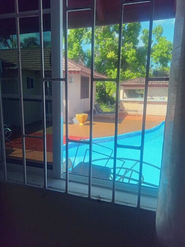 TAMBELL HAVEN  serene 3 Br Runaway Bay with AC,pool and private beach walkable