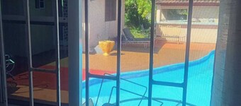 TAMBELL HAVEN  serene 3 Br Runaway Bay with AC,pool and private beach walkable