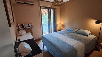 Iron/ironing board, free WiFi, bed sheets