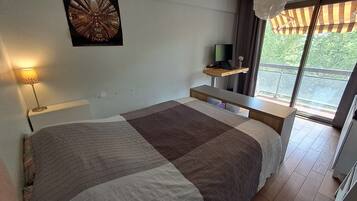 Iron/ironing board, free WiFi, bed sheets