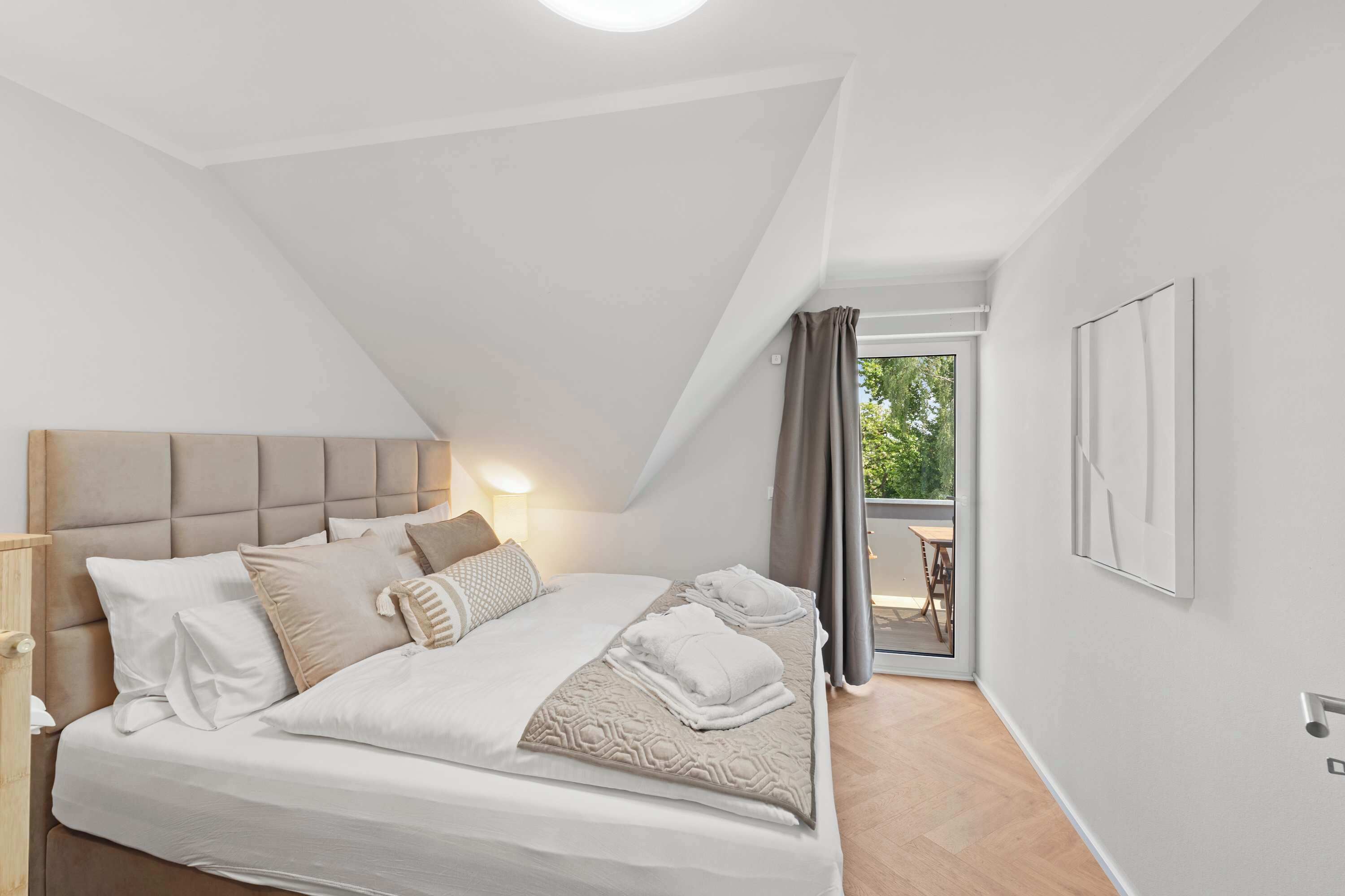 3 bedrooms, desk, WiFi, bed sheets