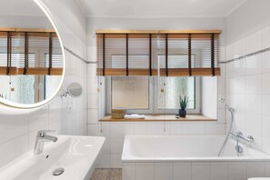 Ducha, secador de pelo, toallas y champú