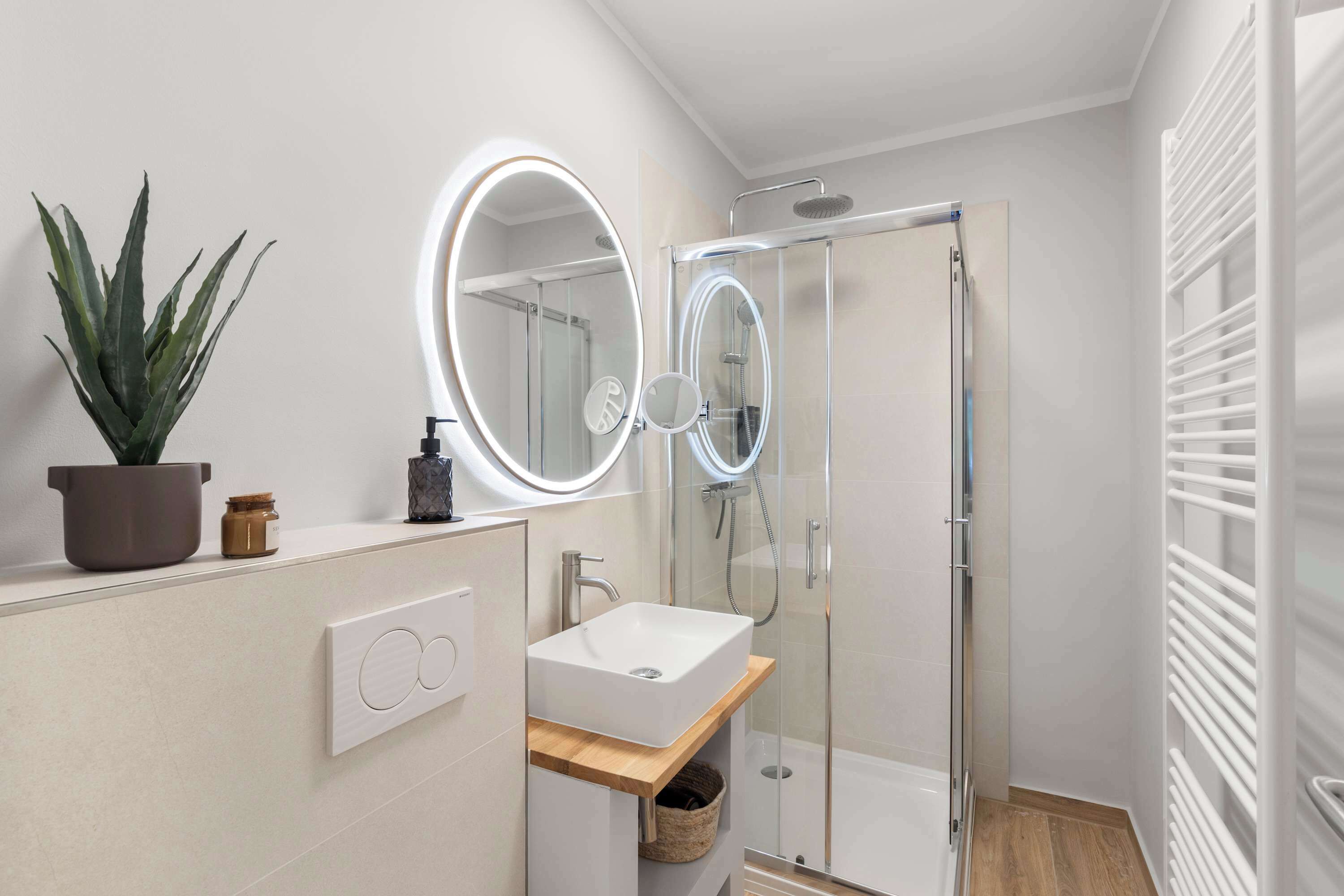 Douche, sèche-cheveux, serviettes fournies, shampoing