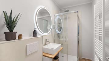 Douche, sèche-cheveux, serviettes fournies, shampoing