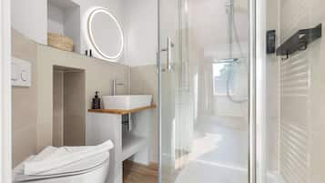 Douche, sèche-cheveux, serviettes fournies, shampoing