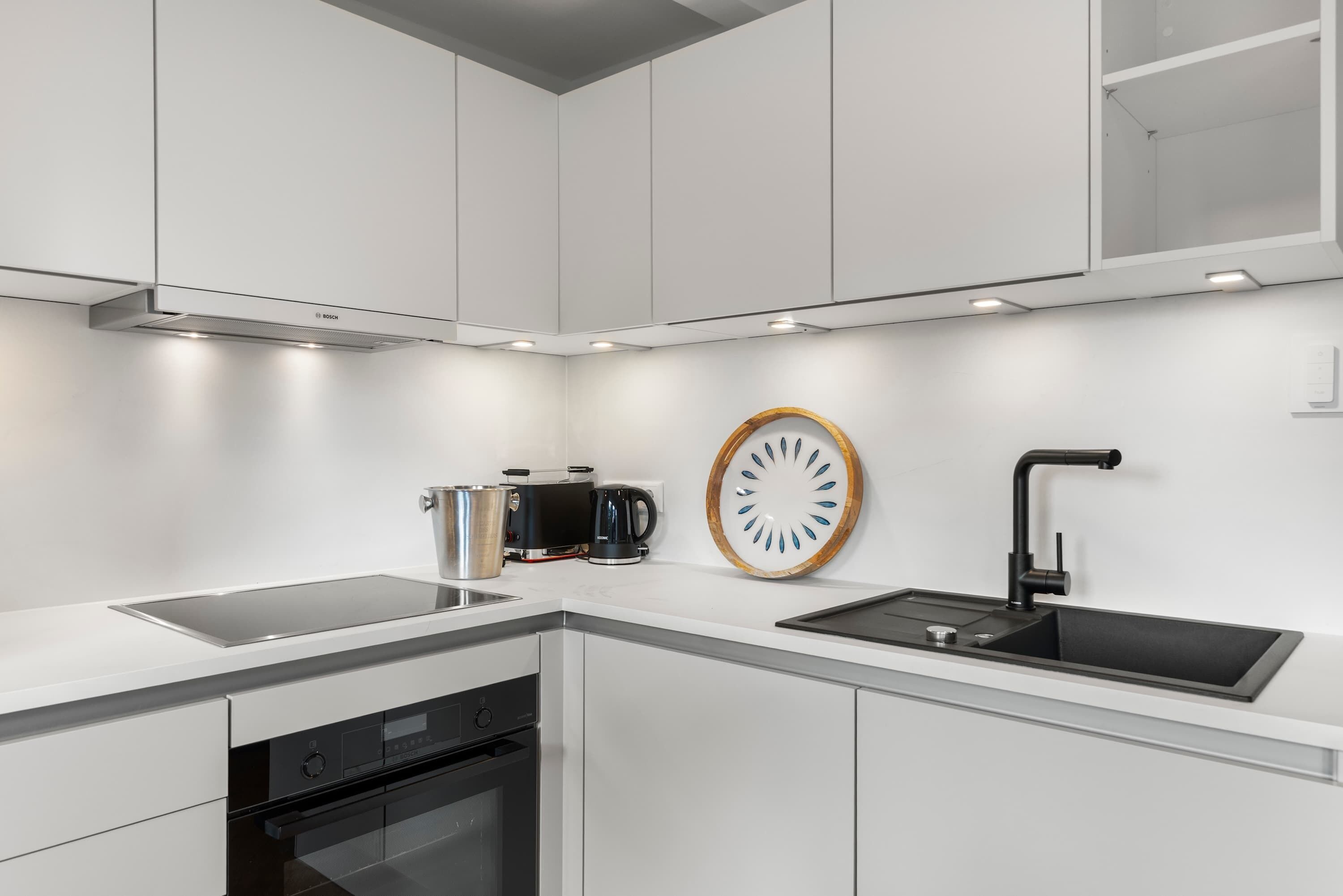 Coffee/tea maker, fridge, microwave, oven