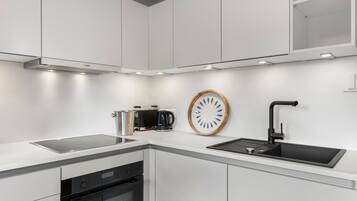 Coffee/tea maker, fridge, microwave, oven