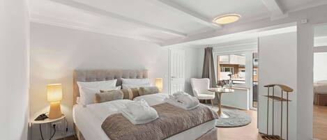 Escritorio, cuna de viaje, wifi y ropa de cama
