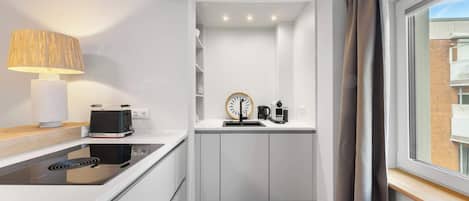 Refrigerador, microondas, horno, placa de cocina