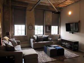 Living area - Cozy Downtown Studio Loft - Centrally Located - King Bed - Queen Sofa Bed (Knoxville)