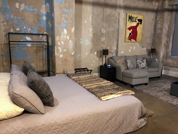 Room - Cozy Downtown Studio Loft - Centrally Located - King Bed - Queen Sofa Bed (Knoxville)