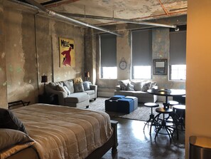 Room - Cozy Downtown Studio Loft - Centrally Located - King Bed - Queen Sofa Bed (Knoxville)