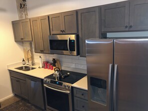 Private kitchen - Cozy Downtown Studio Loft - Centrally Located - King Bed - Queen Sofa Bed (Knoxville)