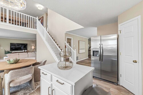 Stylish 4BR Getaway | Loft | Family Friendly
