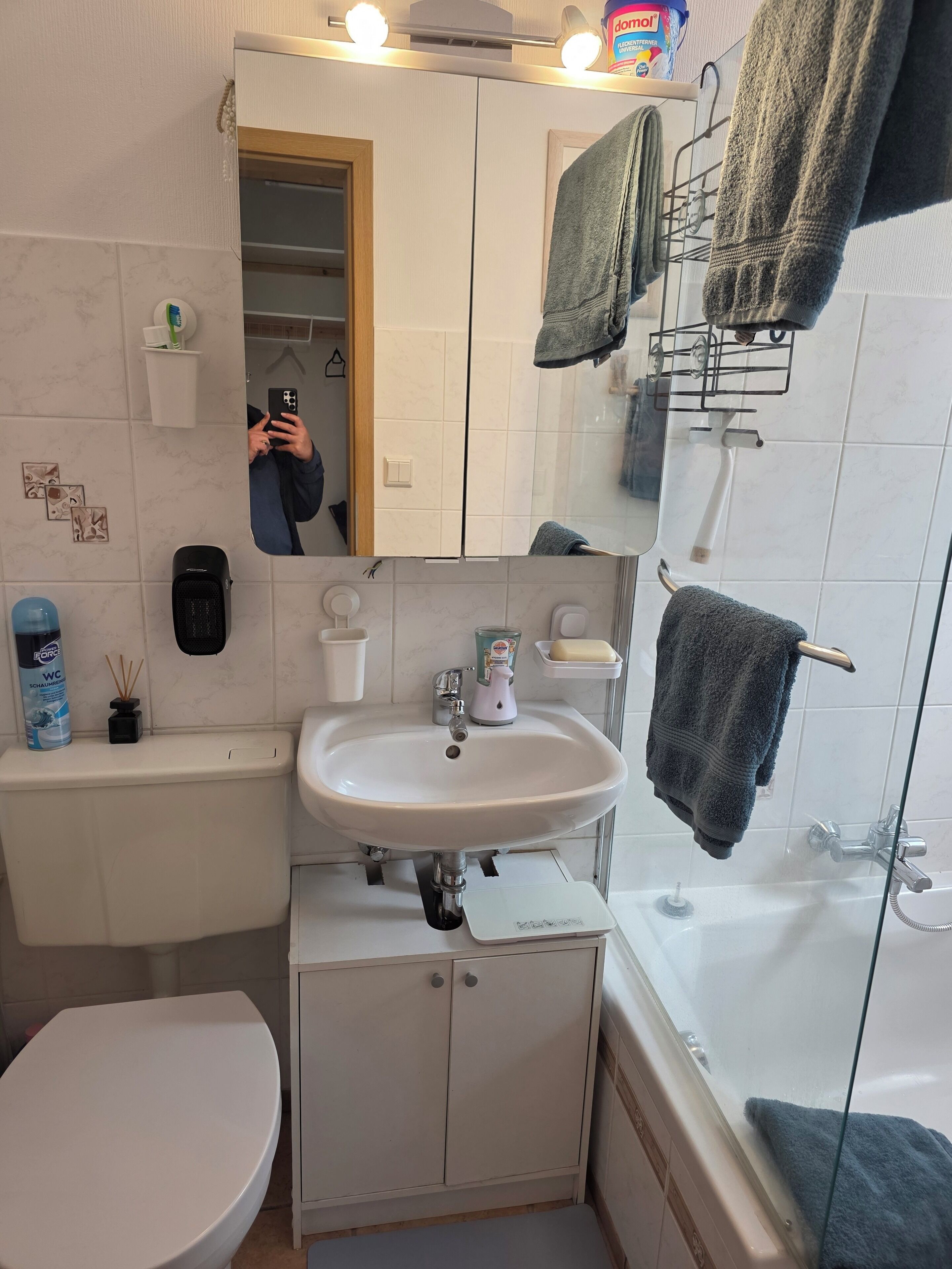 Handtücher, Seife, Shampoo, Toilettenpapier