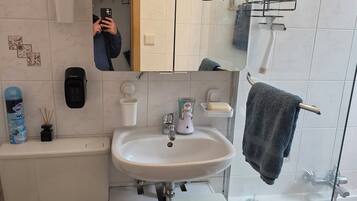 Handtücher, Seife, Shampoo, Toilettenpapier