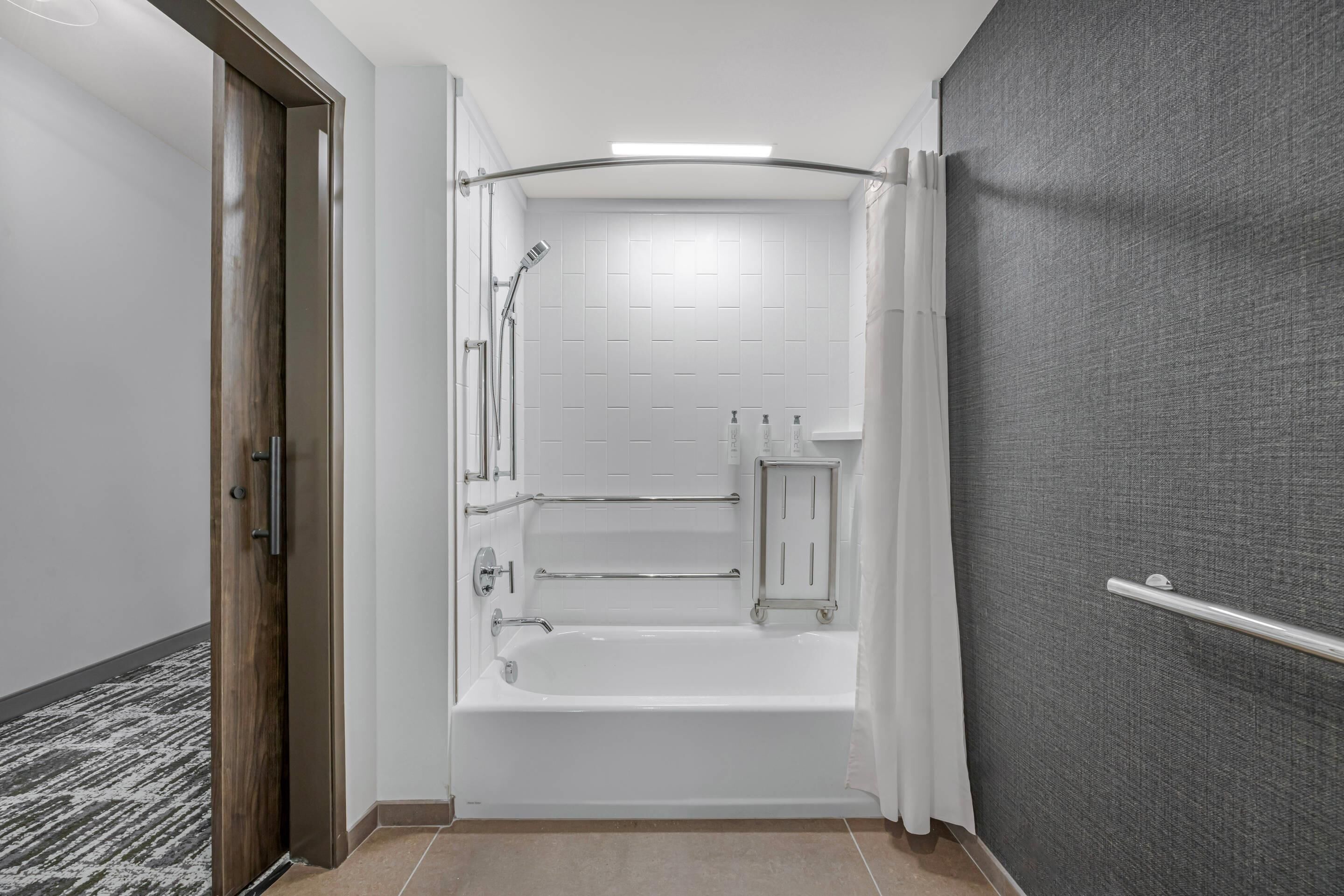 Deluxe Room, 1 King Bed, Accessible Bathtub, Non Smoking