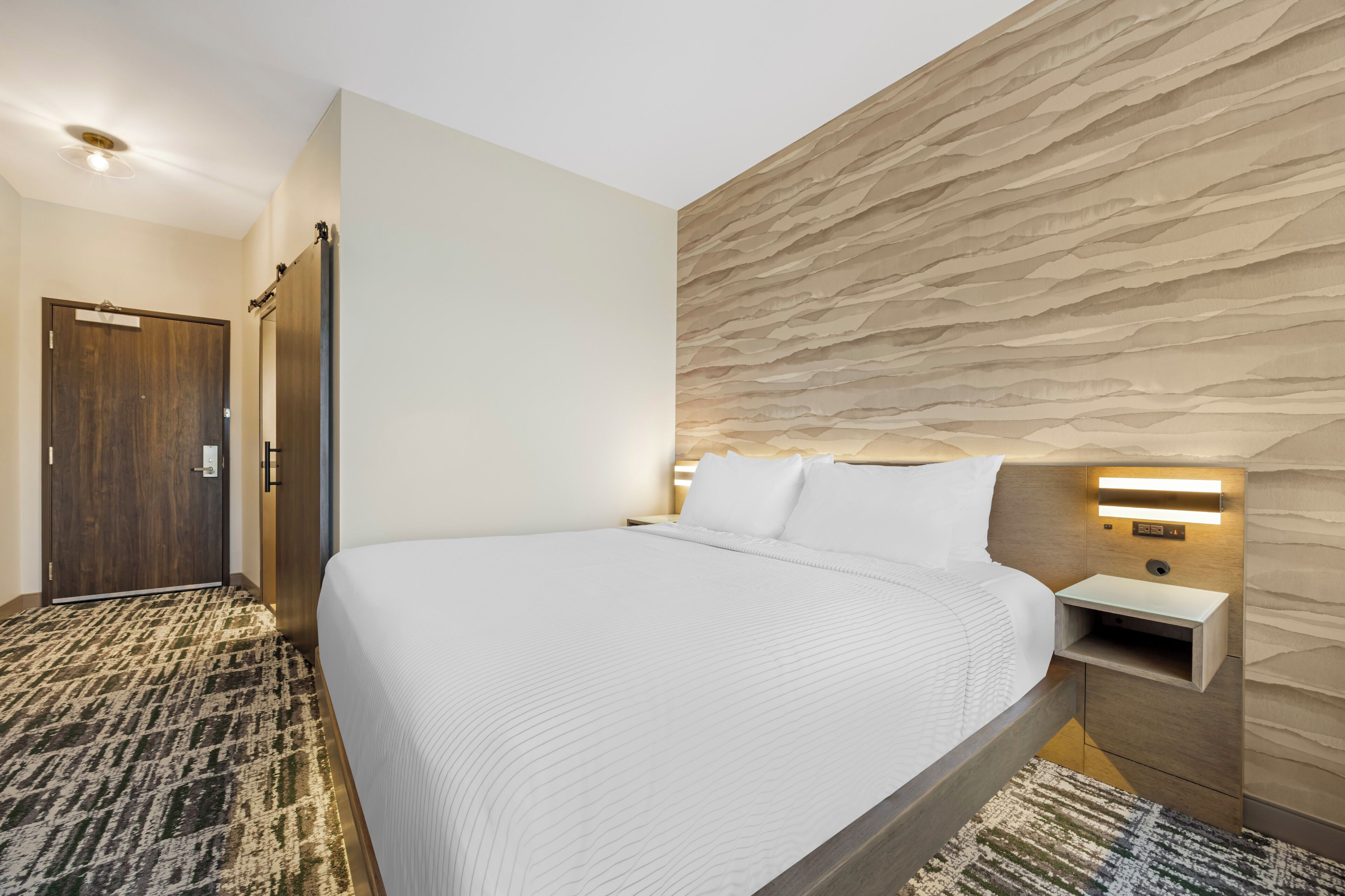 Deluxe Room, 1 King Bed, Non Smoking | Pillowtop beds, in-room safe, desk, laptop workspace
