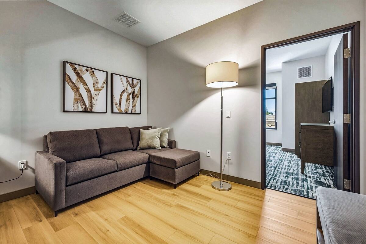 Suite superior, 1 cama King size, para no fumadores | Camas con pillow-top, caja de seguridad en la habitación y escritorio 