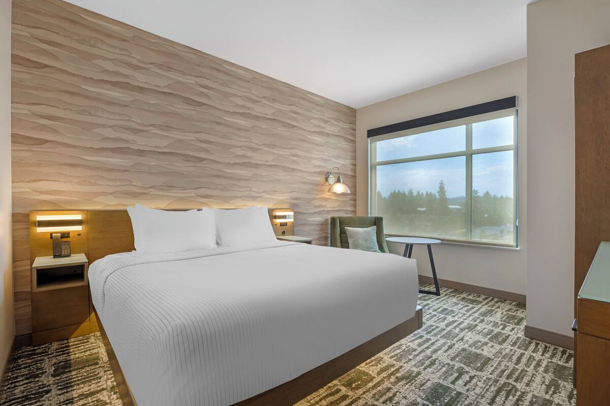 Superior Suite, 1 Katil Raja (King), Non Smoking | Tilam berlapik, peti besi dalam bilik, meja, ruang kerja komputer riba 