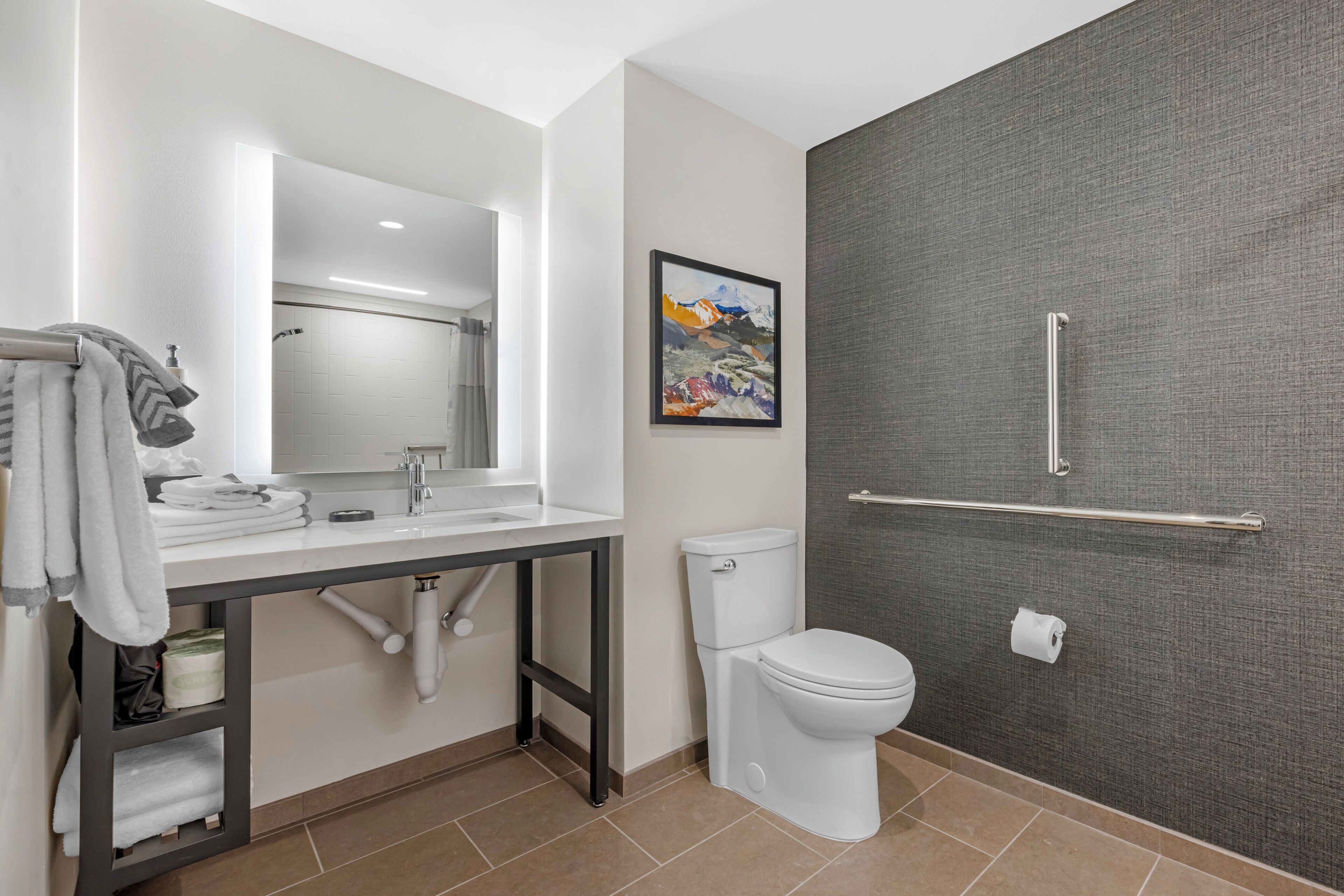 Une salle de bain moderne avec un lavabo blanc, des toilettes et un espace douche.