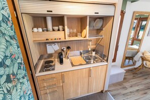 Cafetera y tetera, refrigerador, parrilla de estufa y periquera 