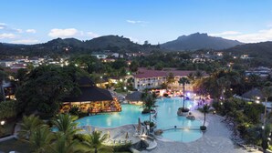 A resort with a large swimming pool, lounge areas, and a bar. - Lifestyle Holiday Vacation Club (Puerto Plata)