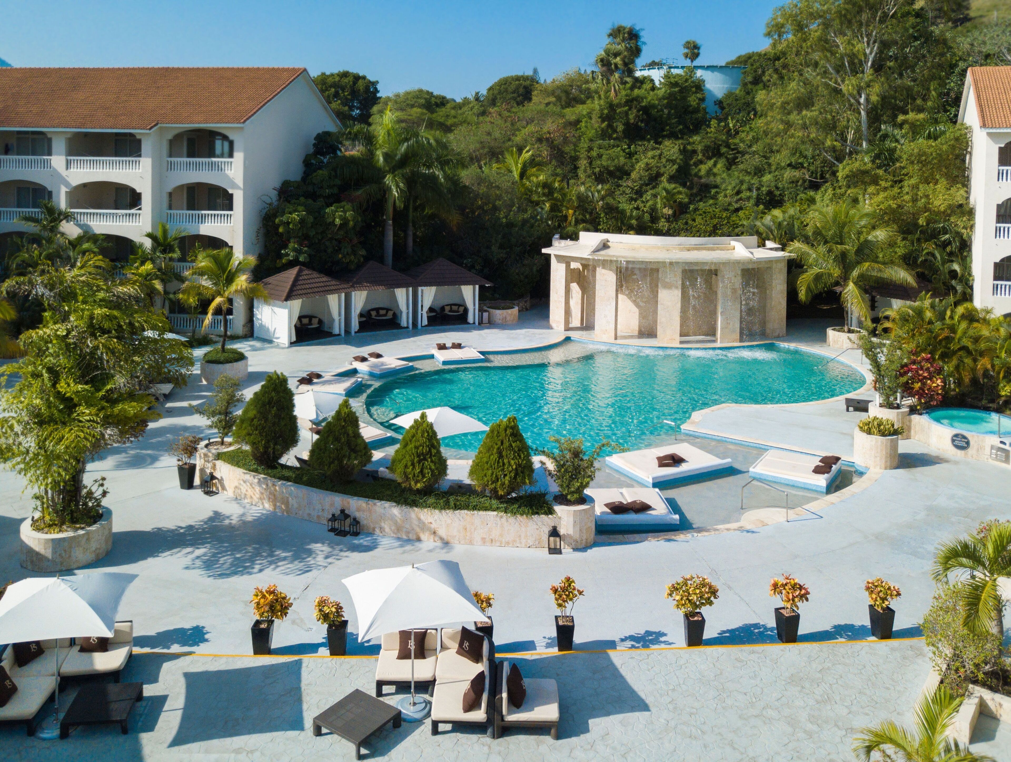 Outdoor pool, free cabanas, pool umbrellas