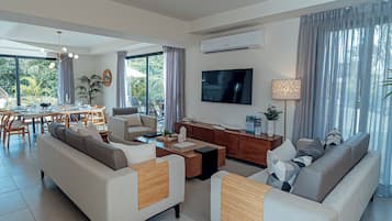 Luksus-villa - udsigt til have | Opholdsområde | 50-tommers LED-tv med digitale kanaler