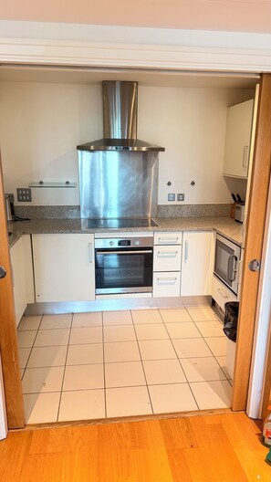 Private kitchen - Spacious 3-bedroom Apartment close to Little Venice, Paddington (London)