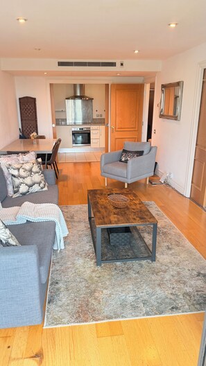 Living area - Spacious 3-bedroom Apartment close to Little Venice, Paddington (London)