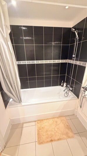 Bathroom - Spacious 3-bedroom Apartment close to Little Venice, Paddington (London)