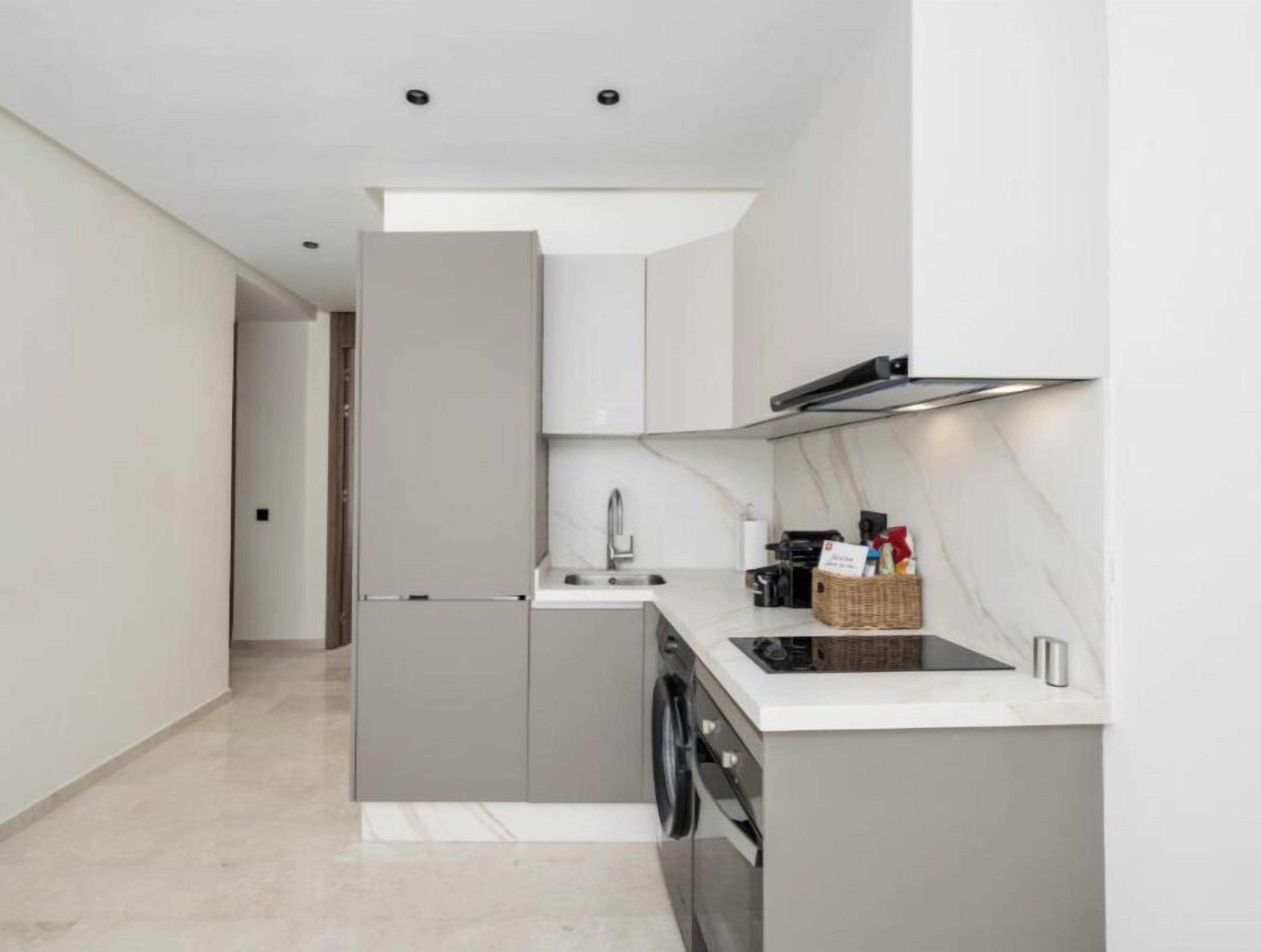 Appartement Standard, vue ville | Cuisine privée | Réfrigérateur, four, batterie de cuisine, vaisselle et ustensiles