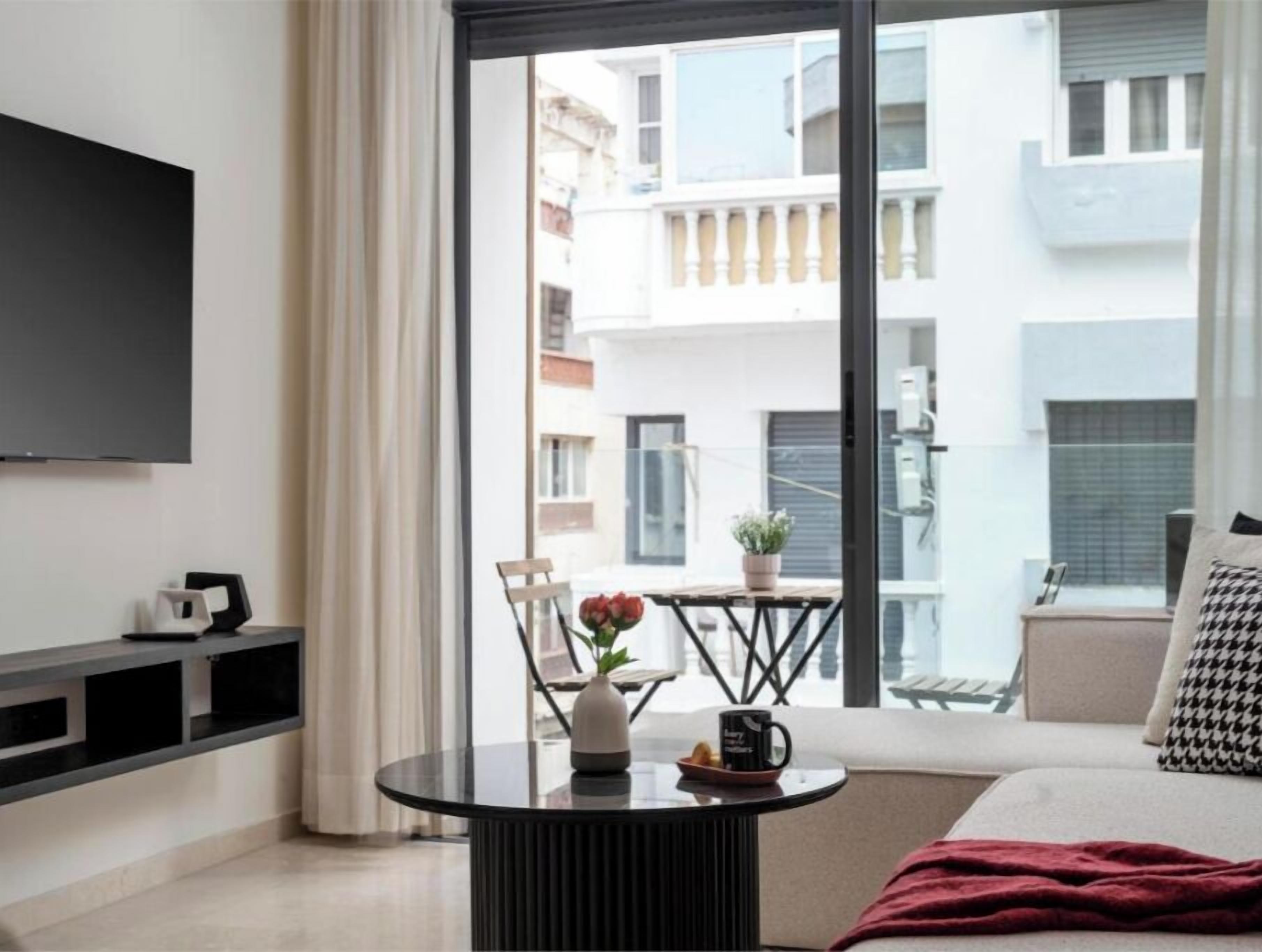 Standard Apartment, City View | Living area