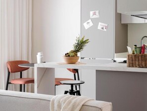 Apartamento estándar, vistas a la ciudad | Restauración