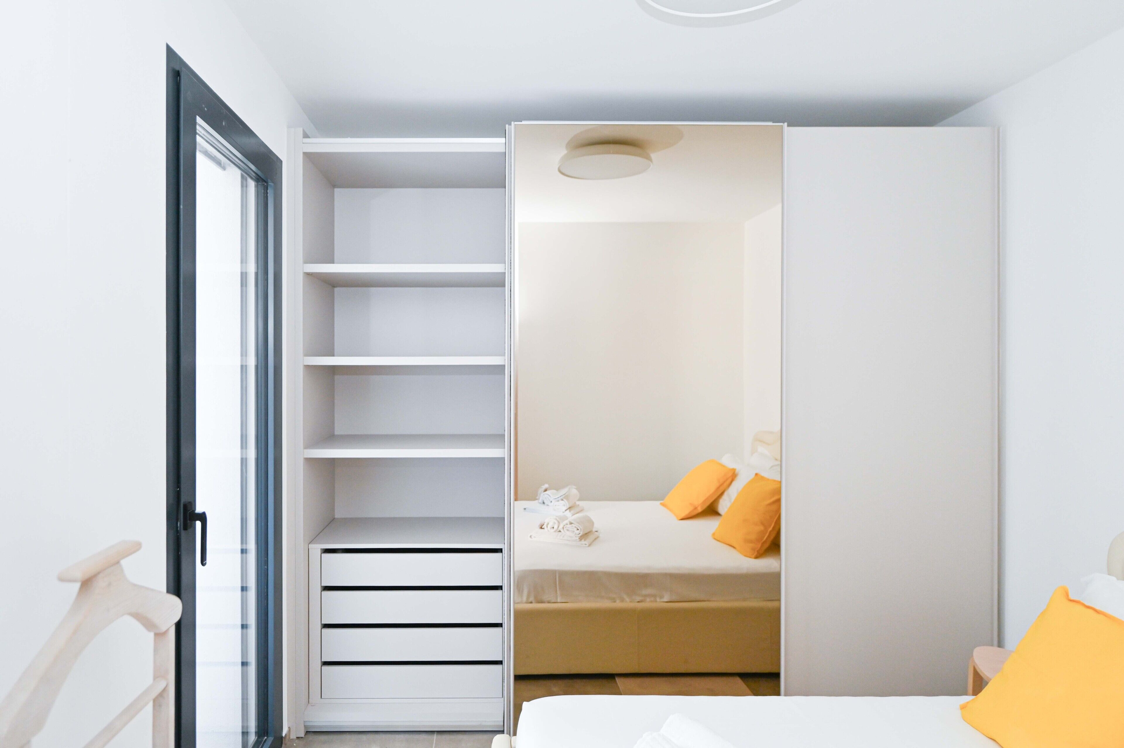 Une chambre à coucher avec un lit, une armoire et un miroir.