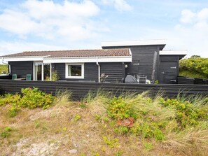 A modern house with a flat roof, a covered patio, and a small deck area. - 5 Person Holiday Home in Fano (Fano)