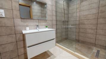 Apartment | Badezimmer | Kostenlose Toilettenartikel, Haartrockner, Handtücher, Seife