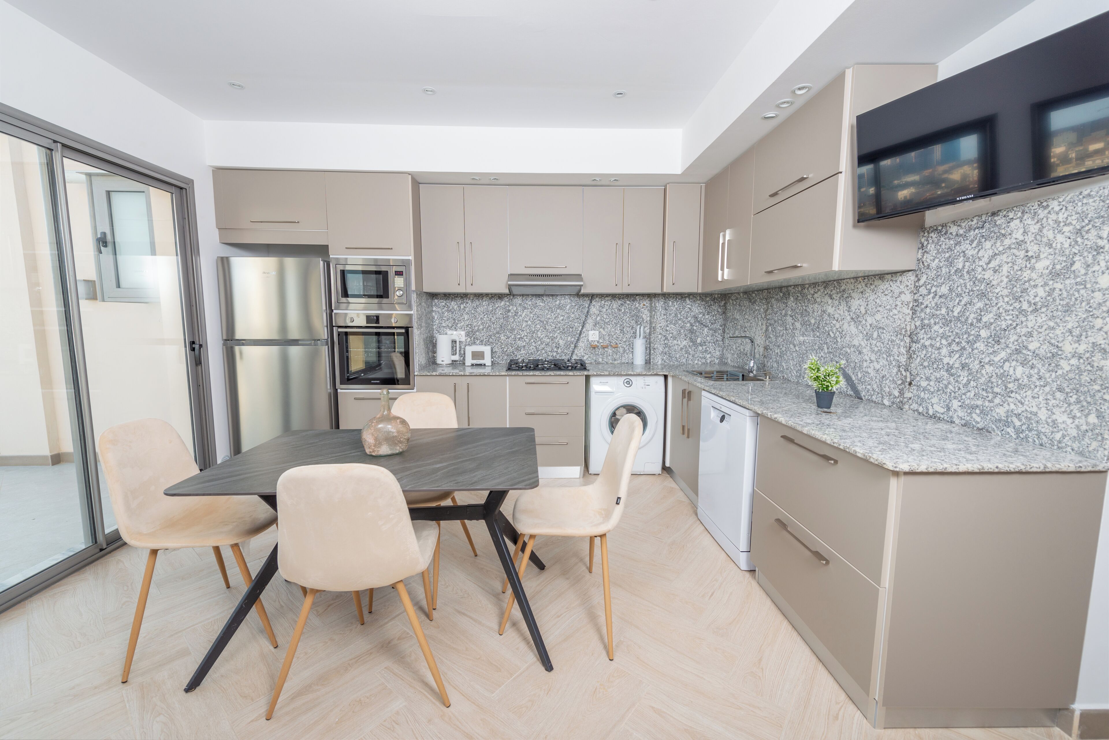 Apartment | Eigene Küche | Kühlschrank, Mikrowelle, Ofen, Herdplatte