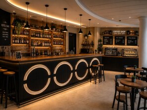 Un espace bar avec un comptoir, des étagères remplies de bouteilles et un coin café avec des panneaux affichant le menu.