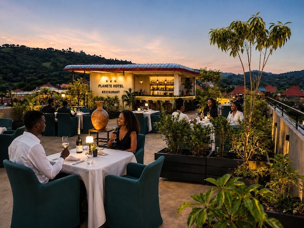 Un restaurant d’hôtel situé dans un cadre exceptionnel, avec une terrasse, un bar et une vue panoramique sur les environs.