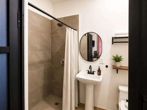 Shower, hair dryer, shampoo - Bonito Loft 2PX/ Barrio Antiguo/Tv/Wifi (Monterrey)