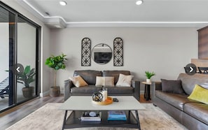 Un salon avec un canapé, une table basse et des objets de décoration.