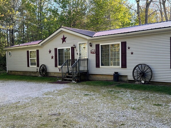 Exterior - 3-bedroom house in wonderful Fennville with cool AC and plenty of room for 8 (Fennville)