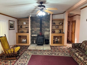 Living area - 3-bedroom house in wonderful Fennville with cool AC and plenty of room for 8 (Fennville)