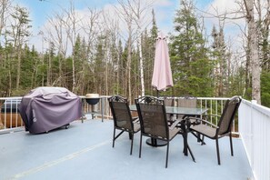 A covered outdoor patio with a table and chairs, a grill, and a canopy. - Spa & Sauna - Chalet de l'Ours noir (Notre-Dame-des-Bois)