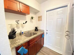 Private kitchen - Cozy 1-Bedroom Apartment with Sofa Bed Near the Design District | FREE PARKING (Miami)