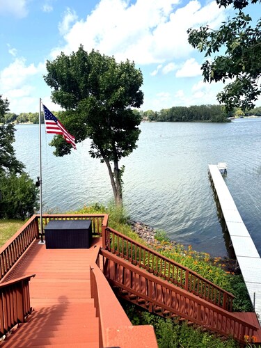Luxury Lakefront Home, Lake Washington - Private Dock, Hot Tub, Sauna, Sleeps 14