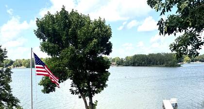 Luxury Lakefront Home, Lake Washington - Private Dock, Hot Tub, Sauna, Sleeps 14