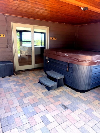 Luxury Lakefront Home, Lake Washington - Private Dock, Hot Tub, Sauna, Sleeps 14